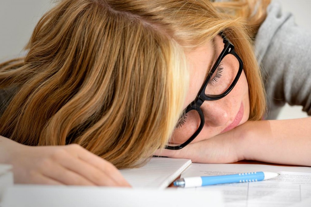 "early school hours causes sleep deprived students"