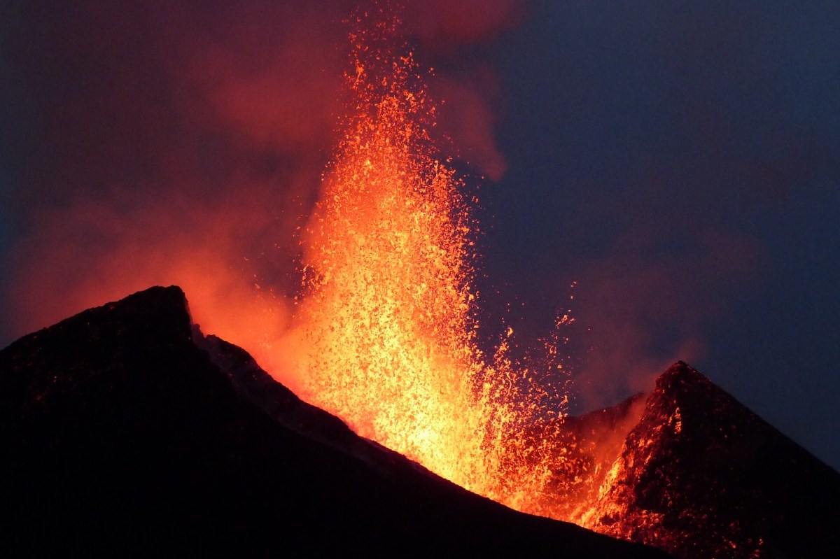 Кипящее небо. Ньямлагира вулкан. Кипящая магма вулкана. Бурлящая лава вулканы. Кипящая лава.