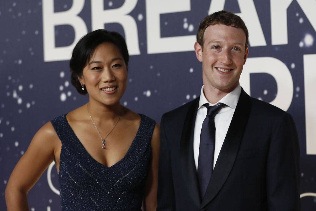 alt="Mark Zuckerberg (R), founder and CEO of Facebook, and wife Priscilla Chan arrive on the red carpet during the 2nd annual Breakthrough Prize Award in Mountain View, California November 9, 2014"