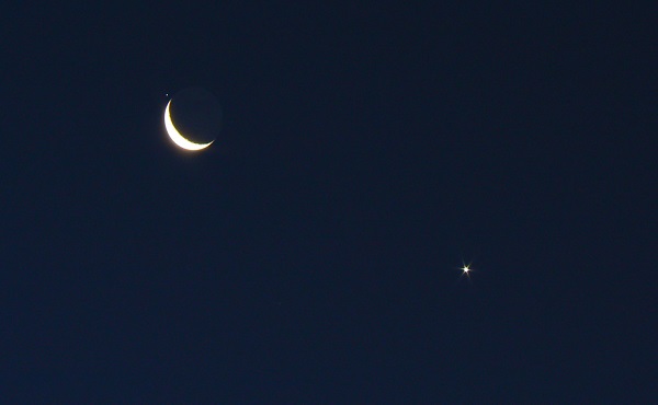 crescent moon, venus, and regulus seen on the night sky
